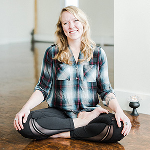 Lauren Dodds yoga-santosha-teacher
